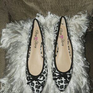 Black and White Animal Print Flat Size 12 New in the Box